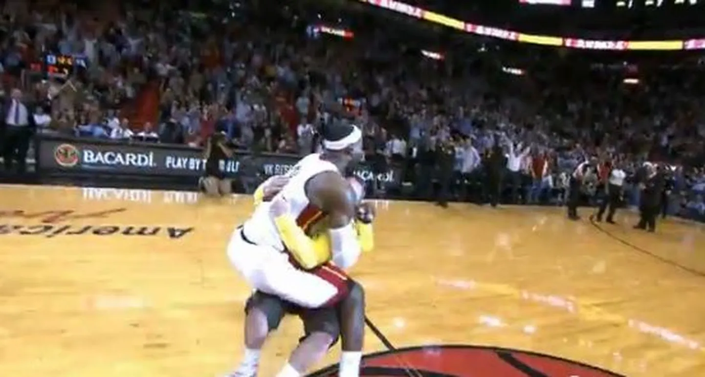LeBron James kallistamas keskjoonelt sisse visanud fänni.