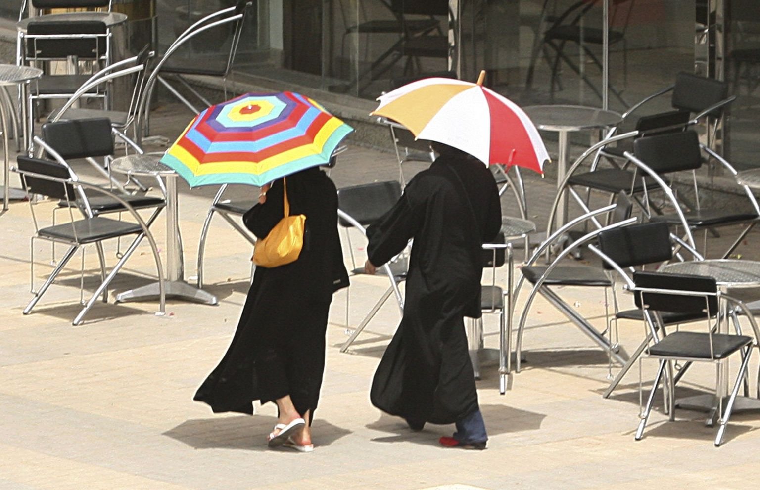 Saudi Araabia naised kõnnivad mööda suletud kohvipoest