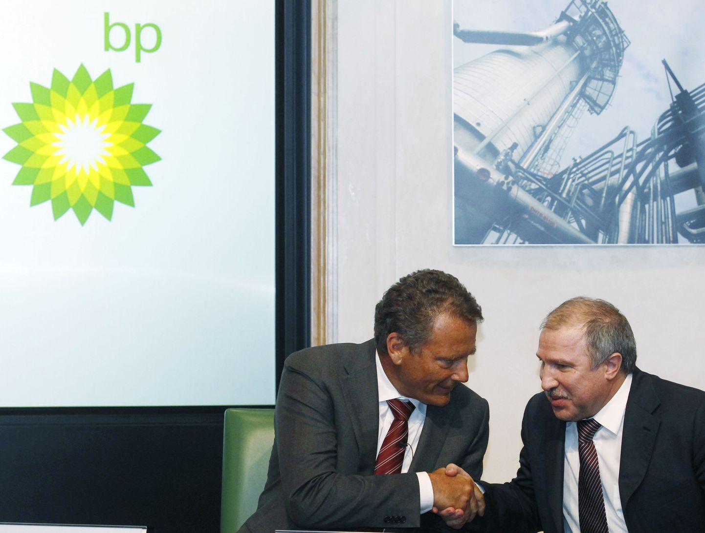BP juht Carl-Henric Svanberg surub kätt Rosnefti presidendi Eduard Khudainatoviga.