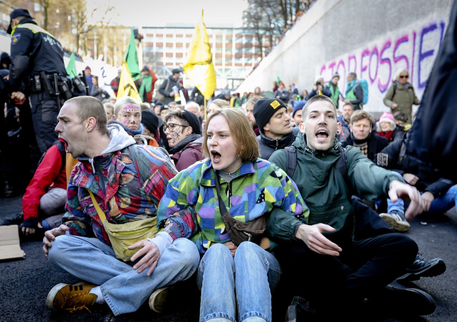 Kliimarühmituse Extinction Rebellion meeleavaldajad kogunesid A12 teele Hollandi ajutise parlamendihoone juures.