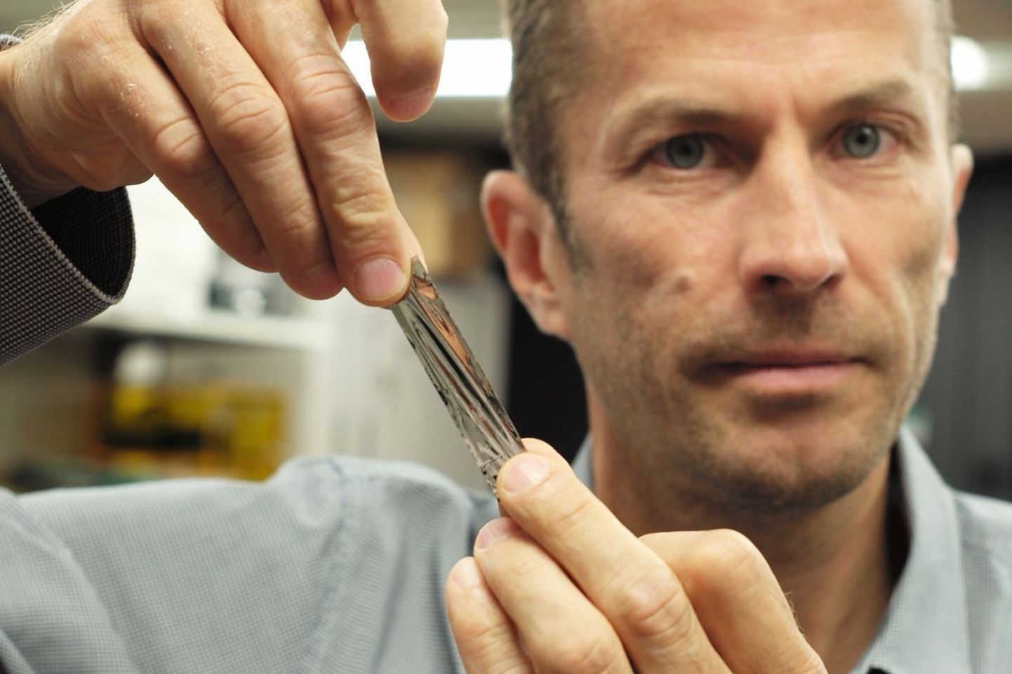 Dr.Mark Lantz hoiab oma käes tükki lindist, mis suudab hoida 201 gigabaiti andmeid