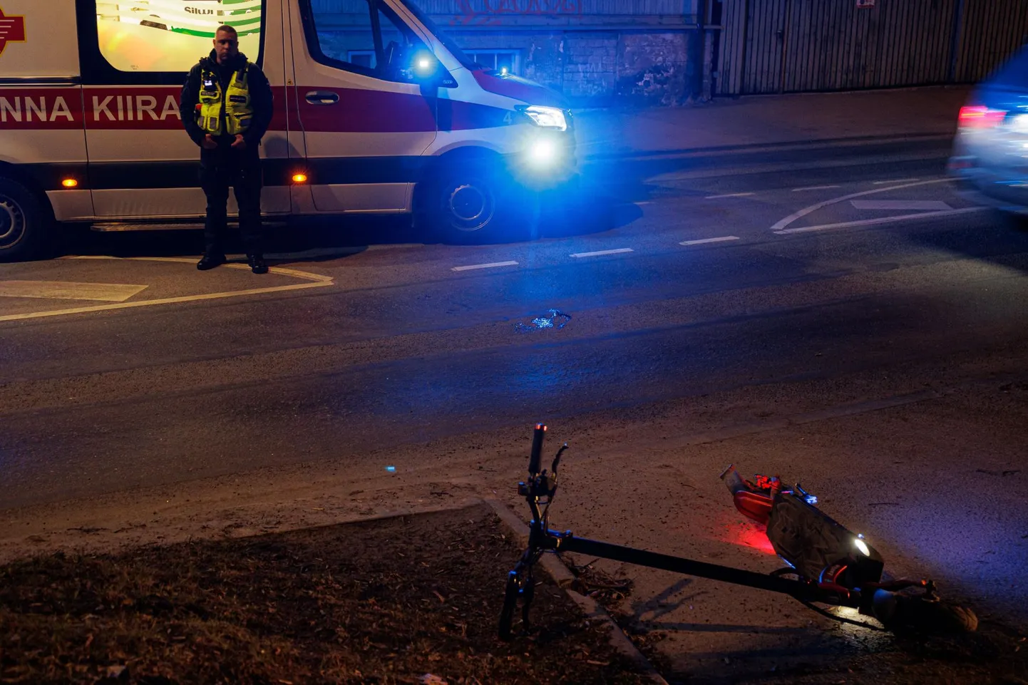 Liiklusõnnetus, kus elektrilist tõukeratast juhtinud mees kaotas sõiduvahendi üle kontrolli või sai löögi teadmata sõidukilt ja vajas õnnetuse järel haiglaravi..
