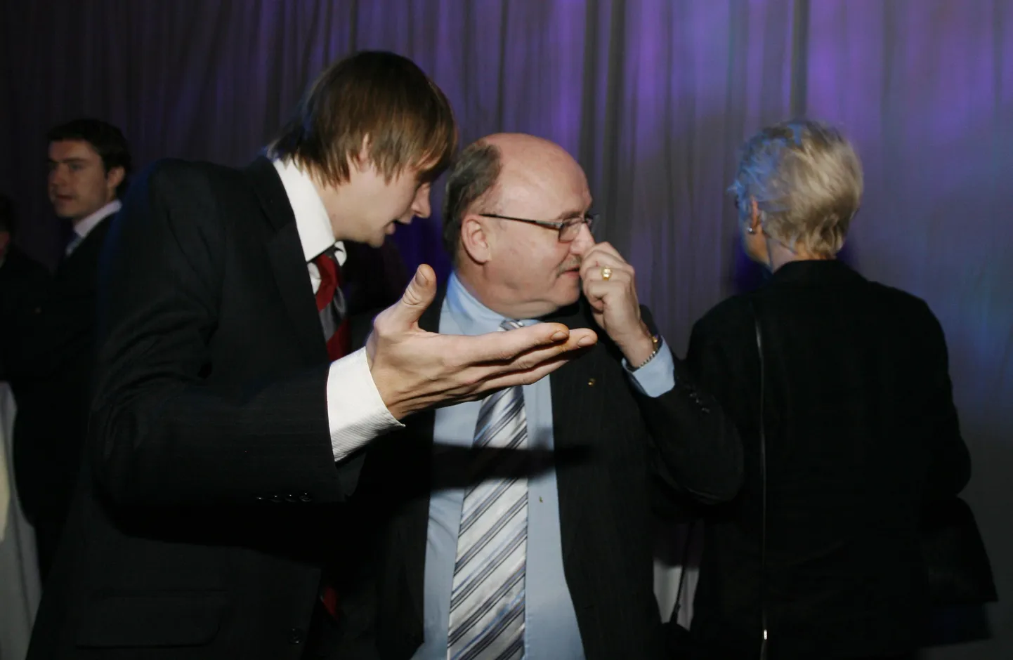 Этой самой рукой Сильвер Мейкар (слева) отмыл 95 тысяч крон для родной партии. Не зря соратник по партии Игорь Грязин уже в 2008 году воротил от Мейкара нос!