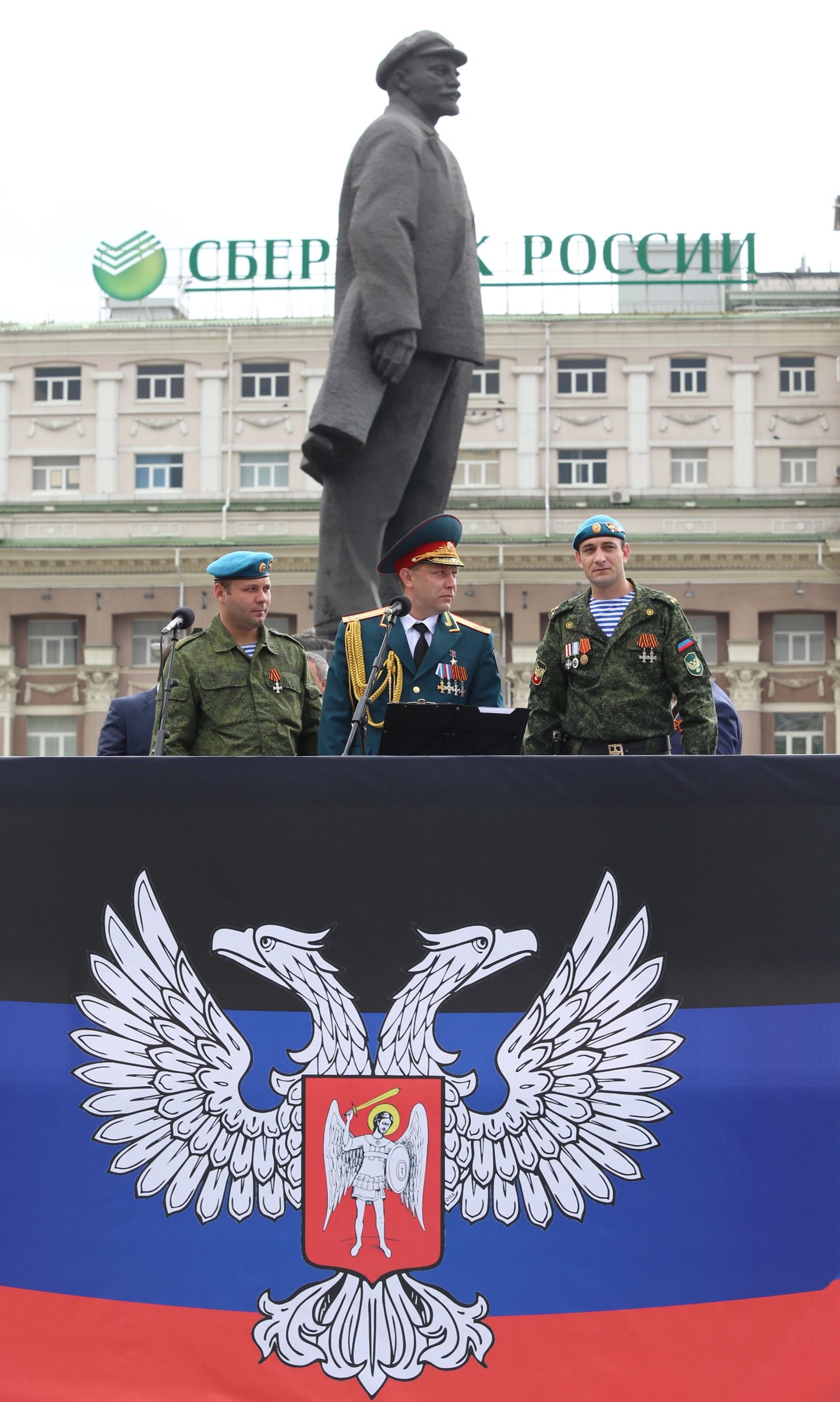 Isehakanud Donetski rahvavabariigi ebaseaduslikud juhid Lenini kuju ees Donetskis.