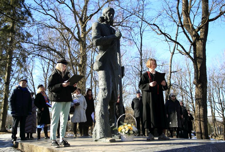 Чтение стихов у памятника Кристьяну Яаку Петерсону в Тарту в день эстонского языка. 14 марта 2022.