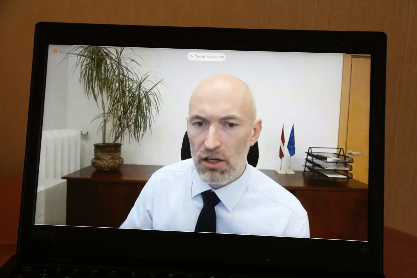 Monitors, kurā redzama tiešraide no attālinātās Ministru kabineta ārkārtas un Krīzes vadības padomes kopsēdes.