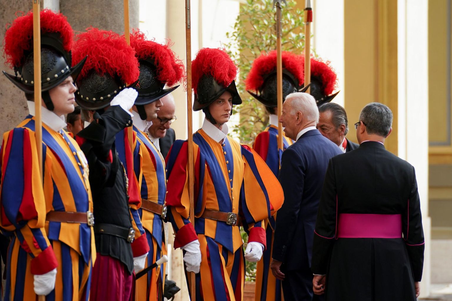 Šveitsi kaardiväelased USA presidendi Joe Bideni vastse Vatikani-visiidi ajal. 