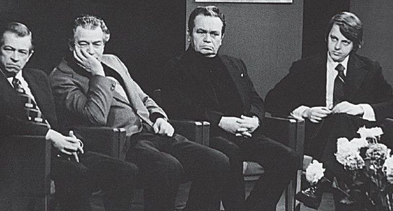 Kaljo Kiisk (vasakult), Erich Jaansoo ja Jaanus Orgulas meenutamas 1978. aastal ETVs saatejuht Enn Eesmaale veerandsajandi möödumist GITISe Eesti stuudio avalennu lõpetamisest. Foto: Peeter Pikkur/ERR