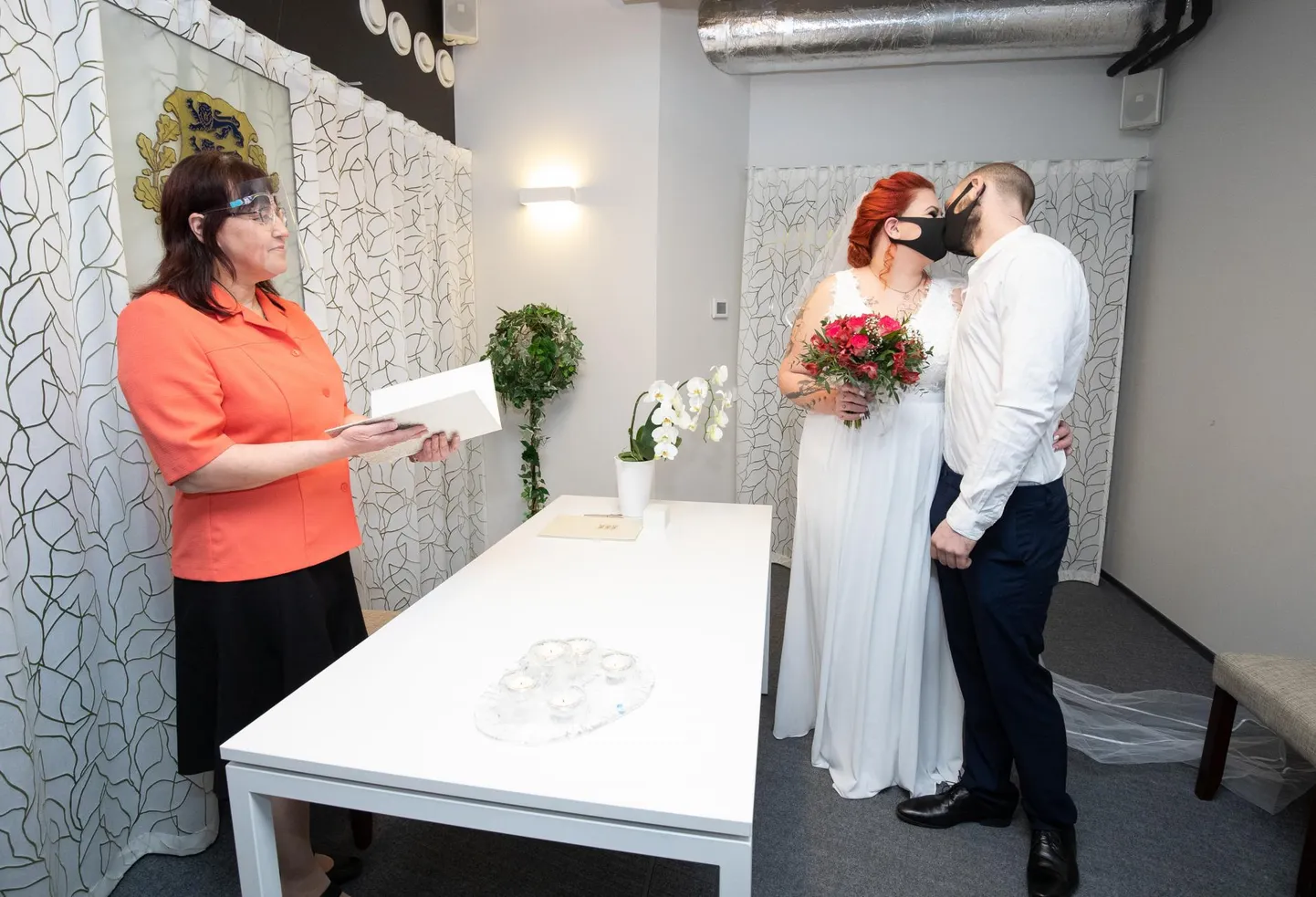 Reino ja Kaisa Kaldvee elavad Elvas, kuid nad pani 12.02.2021 Rakveres paari siinne perekonnaseisuametnik Terje Pärnasalu.