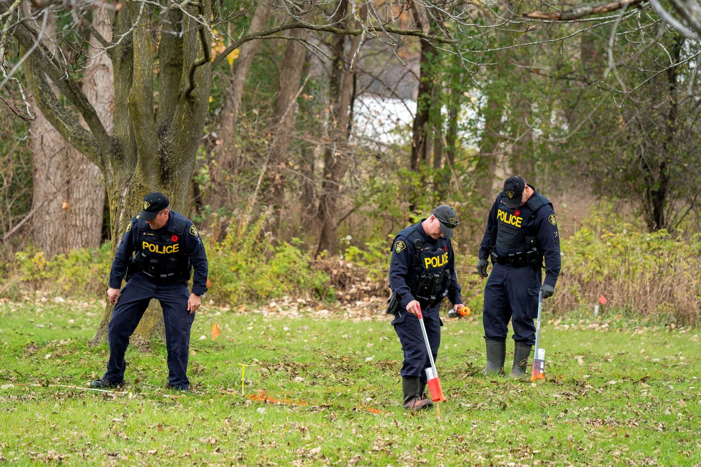 Kanada politsei osaleb märgistamata haudade otsingutel Kanadas Ontarios asuva endise põliselanike internaatkooli Mohawk Institute territooriumil 9. november 2021.