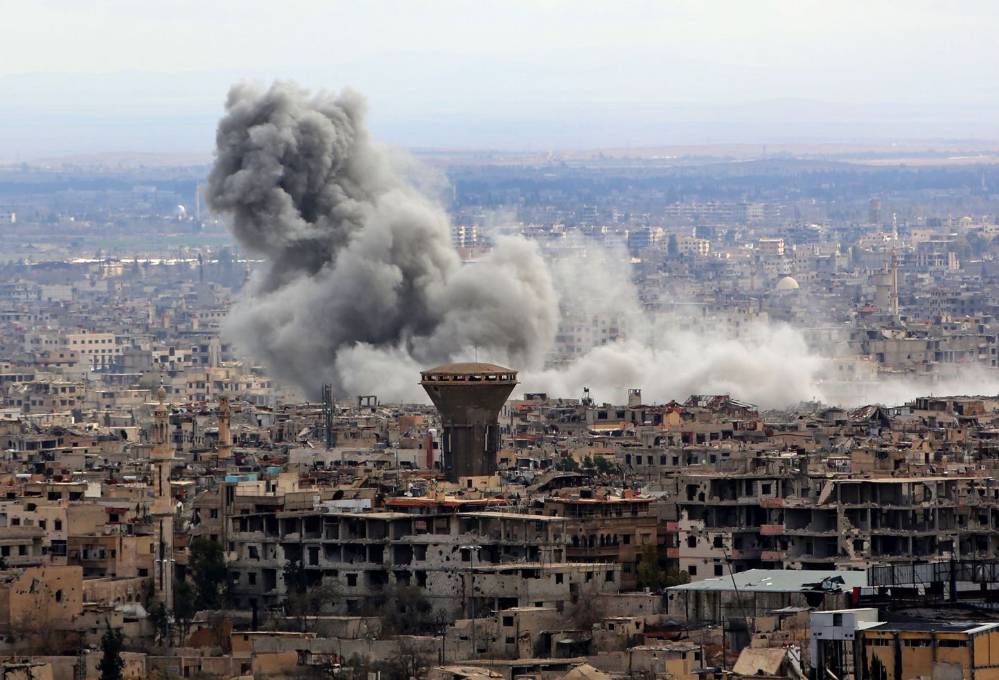 Humanitaarpausi ajal jätkus Ida-Ghouta linnade pommitamine.