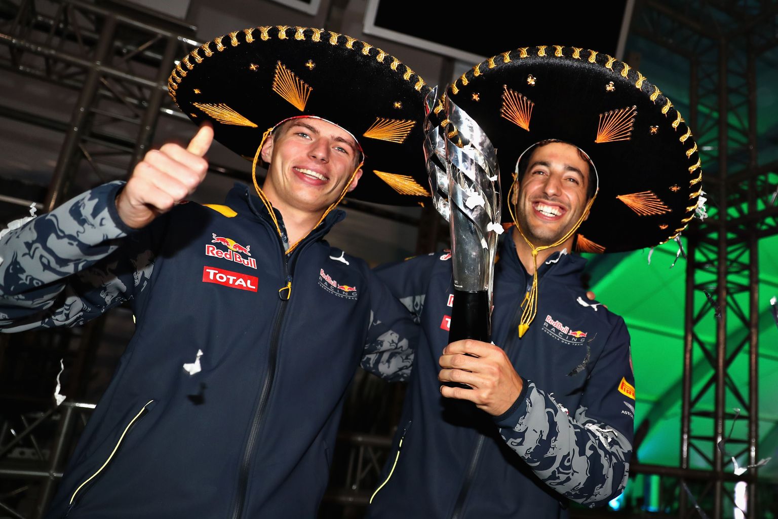 Daniel Ricciardo (paremal) ja Max Verstappen.