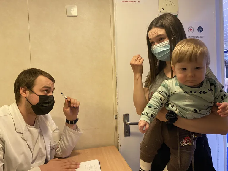 Ravimite jagamine ja arstiabi pakkumine reisilaeval Isabelle.
