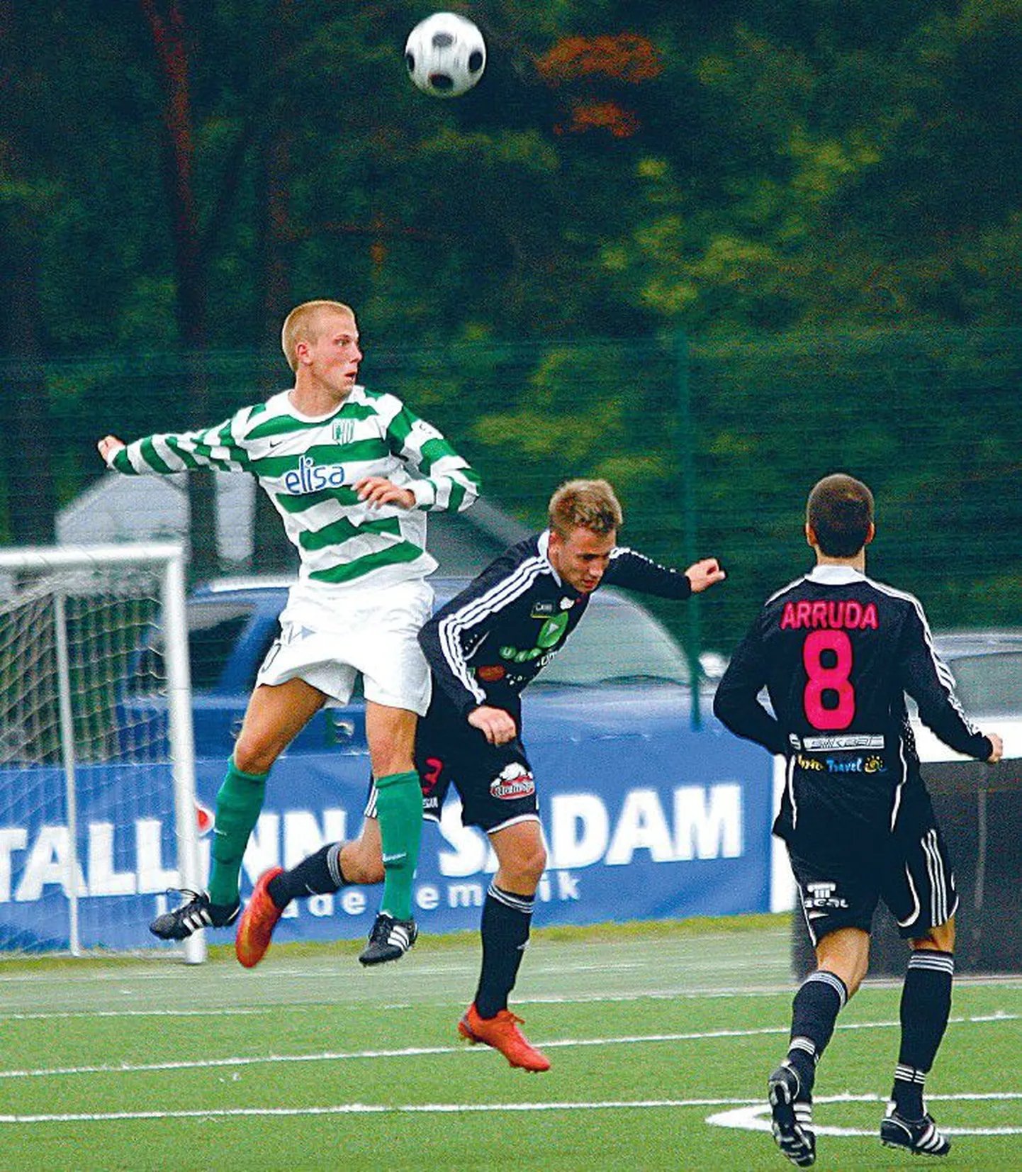 Henri Anier (vasakul) mängus Nõmme Kalju vastu