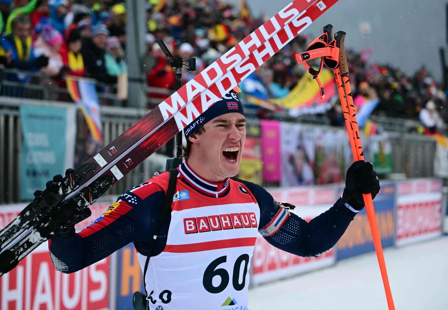 Vebjørn Sørum rõõmustab Ruhpoldingis pärast 20 km distantsi võitmist.