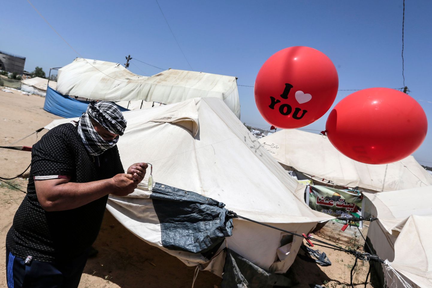Palestiina protesteerija seob süttivaid materjale tuulelohe külge.