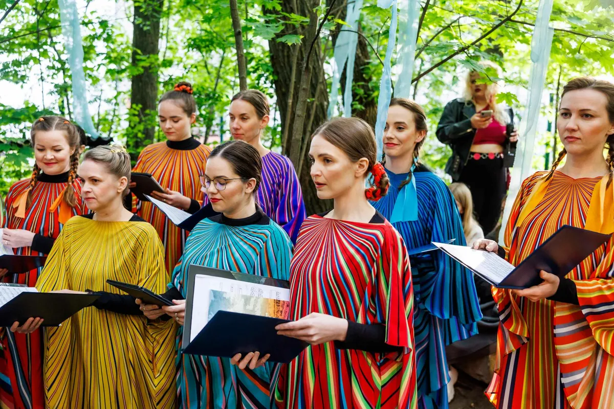 Mood tuli lavale rahvaviiside tõlgenduste saatel, mida naiskammerkoor Sireen. Lauljadki olid viimane kui üks etenduse tarvis Tanel Veenre loomingusse riietatud.