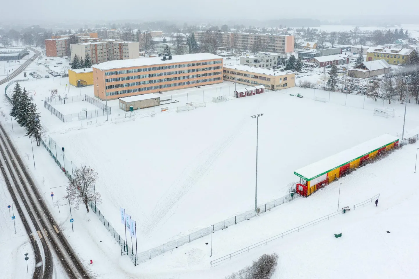 Jalgpalliklubi FC Helios on pakkunud välja projekti rajada Võrus Kreutzwaldi kooli kõrval asuvale kunstmuruväljakule pneumohall.
