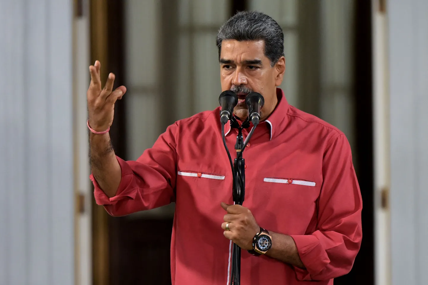 Venezuela president Nicolás Maduro presidendipalee juures toetajatega rääkimas.