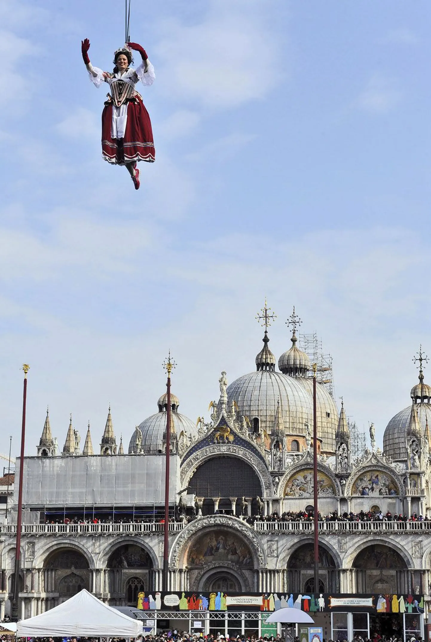 Venezia Püha Markuse väljakul algas eile ametlikult Venezia karneval, avatseremoonial esines kellatorni külje kinnitatud naine «Ingli lennu» nimelise etendusega.