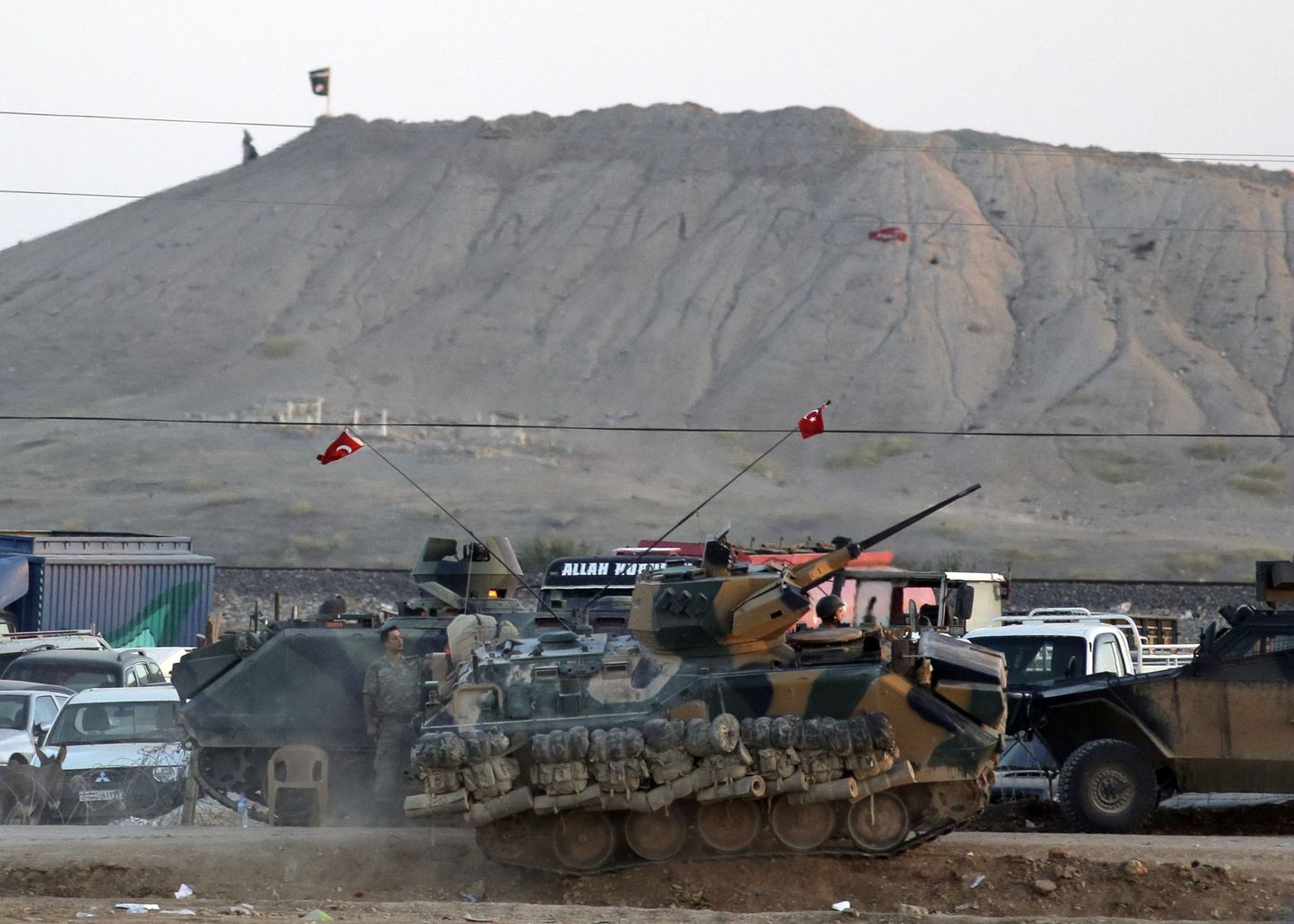 Türgi väed piiril Süüria linna Kobanega 6. oktoobril 2014. Taamal Islamiriigi lipp. Pilt on illustratiivne