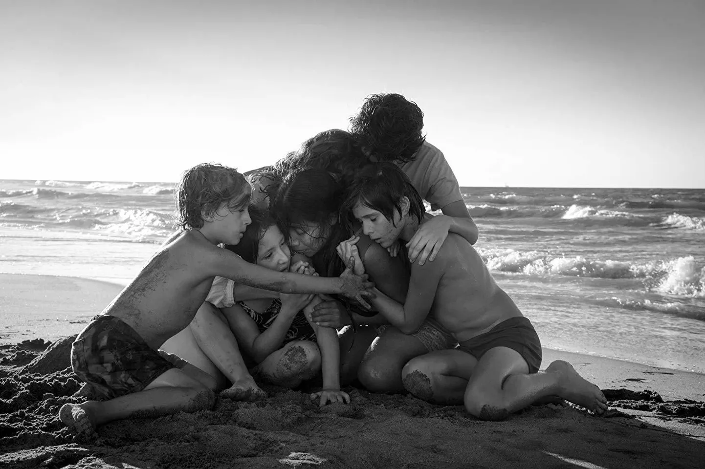 Ikooniline kaader: Marina de Tavira, Marco Graf, Yalitza Aparicio, Daniela Demesa, Diego Cortina Autrey ja Carlos Peralta filmis «Roma».