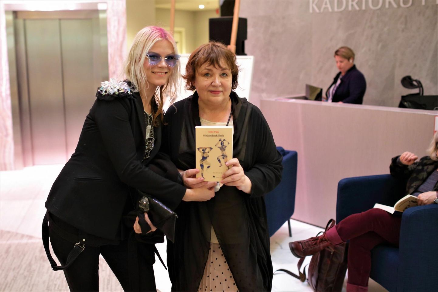 Imbi Paju (paremal) 17. mail oma raamatu «Kirjanduskliinik» esitlusel, vasakul kunstnik ja muusik Lotte Jürjendal, kellega koos valmis esitlusel performance «Ma näen Sind oma silmades».