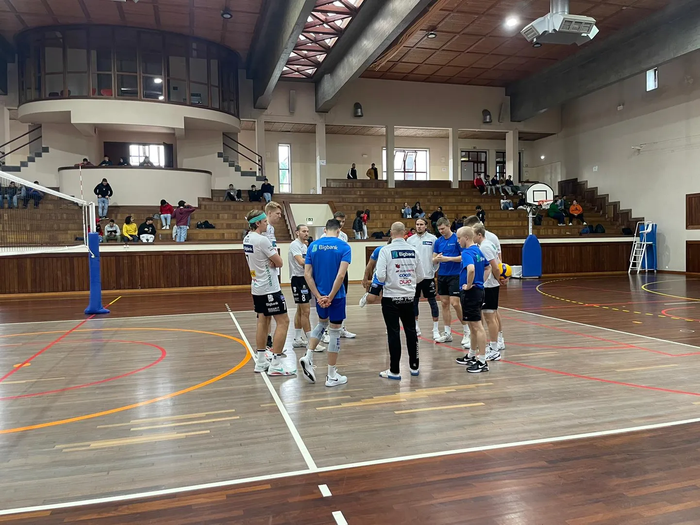 Tartu Bigbanki meeskond Assooridel asuvas spordisaalis.