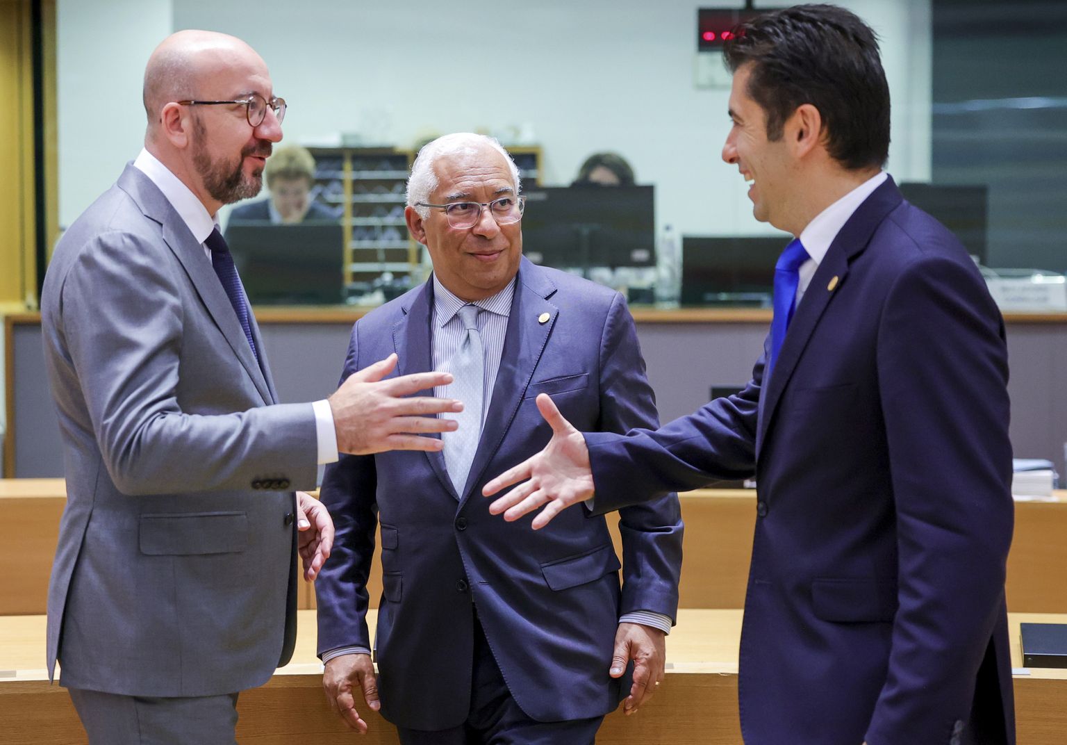 Euroopa Ülemkogu alaline eesistuja Charles Michel (vasakul) tervitas reedel Büsselis Bulgaaria peaministrit Kiril Petkovit.
