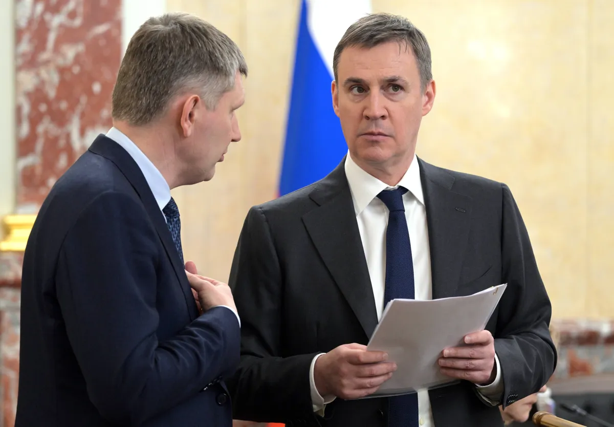Вице-премьер правительства РФ Дмитрий Патрушев (справа) пытается понять министра экономики Максима Орешкина (слева). Кремль, декабрь 2024 года.