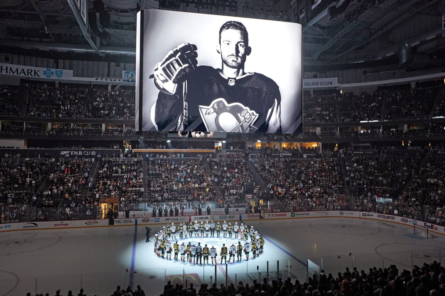 NHLi kohtumise ajal mälestati 29-aastaselt lahkunud Adam Johnsonit.