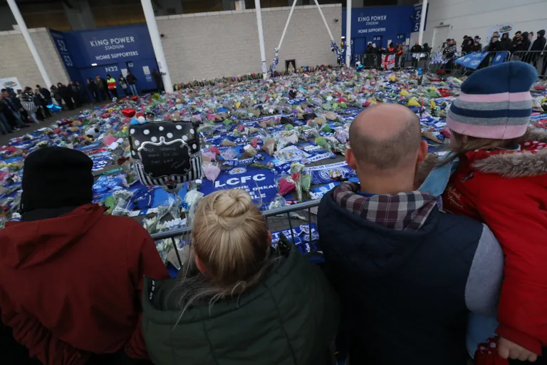 Inimesed mälestamas Leicester City staadioni juures helikopteriõnnestuses hukkunuid