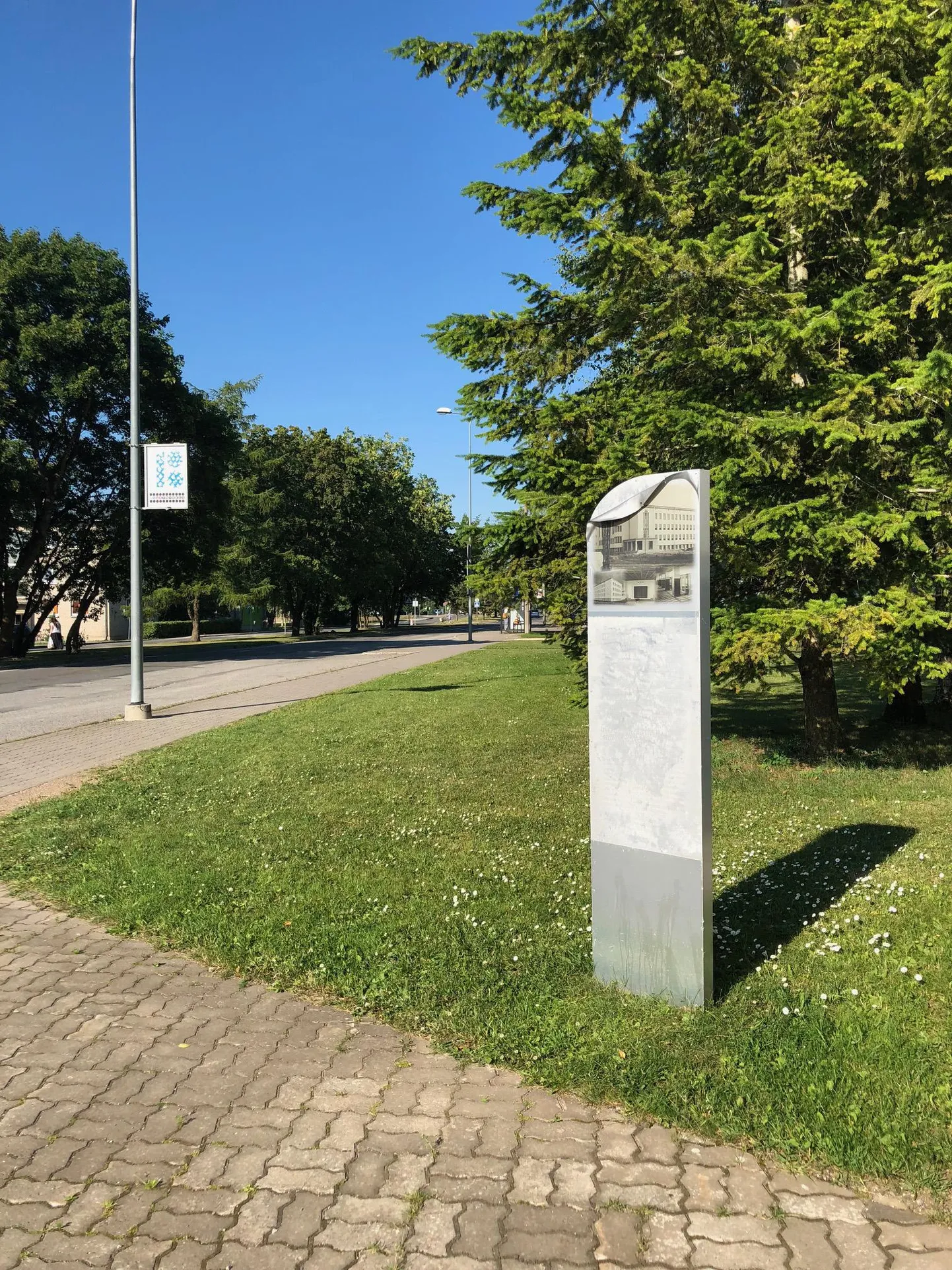 Kotli maja infotahvel lõhuti ära.