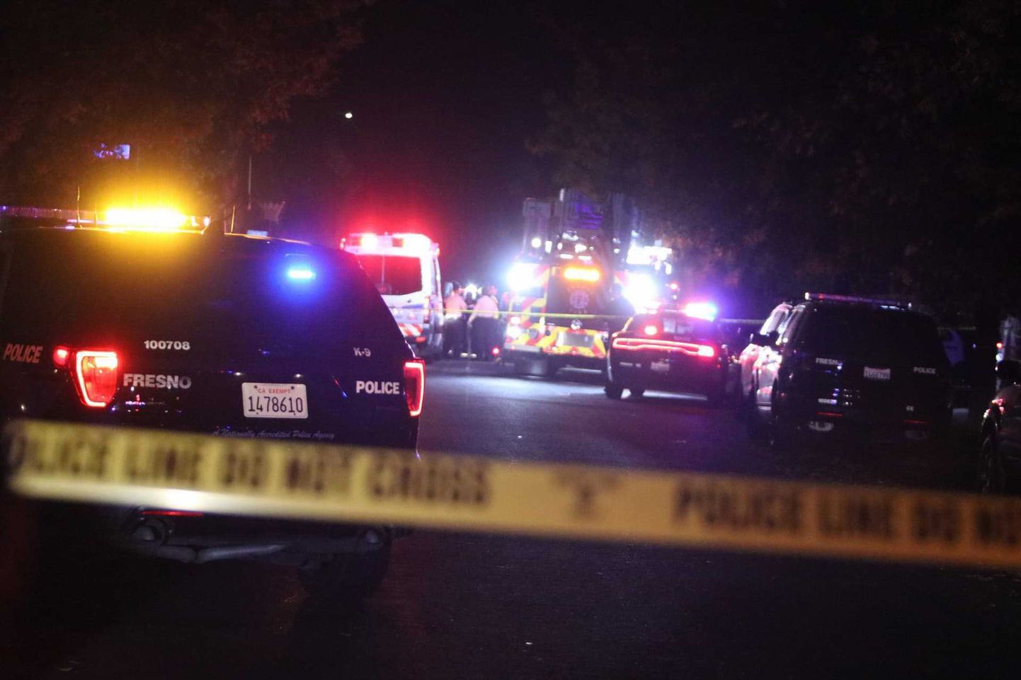 Politsei- ja päästeautod maja juures Fresnos, kus tulistamises sai surma neli noort meest.