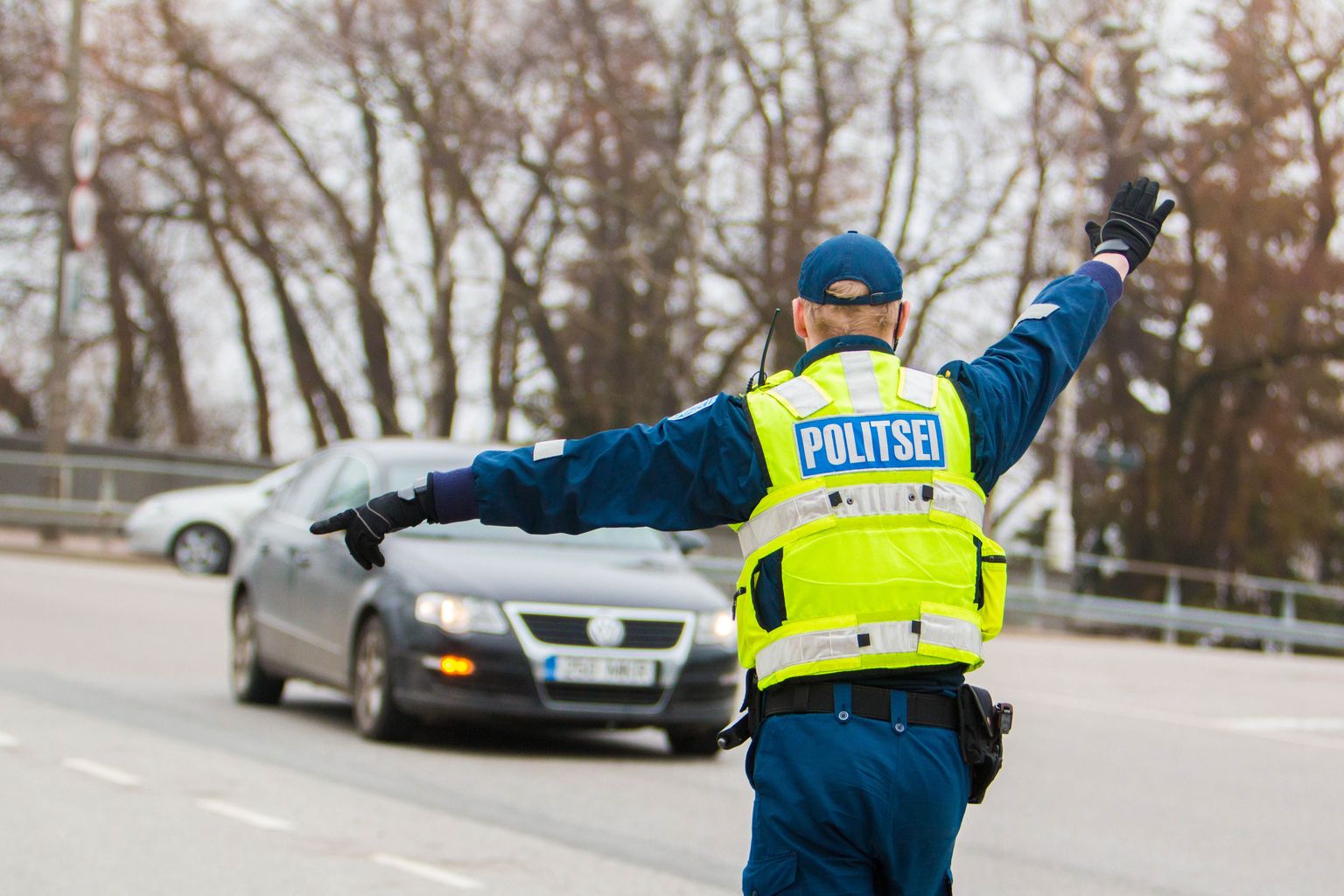 Täna ja eile Pärnu Kesklinna silla lähedal politseireidil tabati rooli taga telefoniga rääkimas paari tunni jooksul ligikaudu 30 autojuhti.