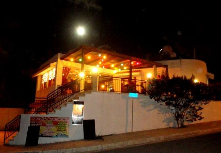 Eestlanna Helen Kruusimägi peab Küprosel Paphose linnas koos abikaasaga restorani Paradise Restaurant.
