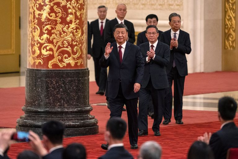 Xi ja Li poliitbüroo uue alalise komiteega avalikkuse ette ilmumas.