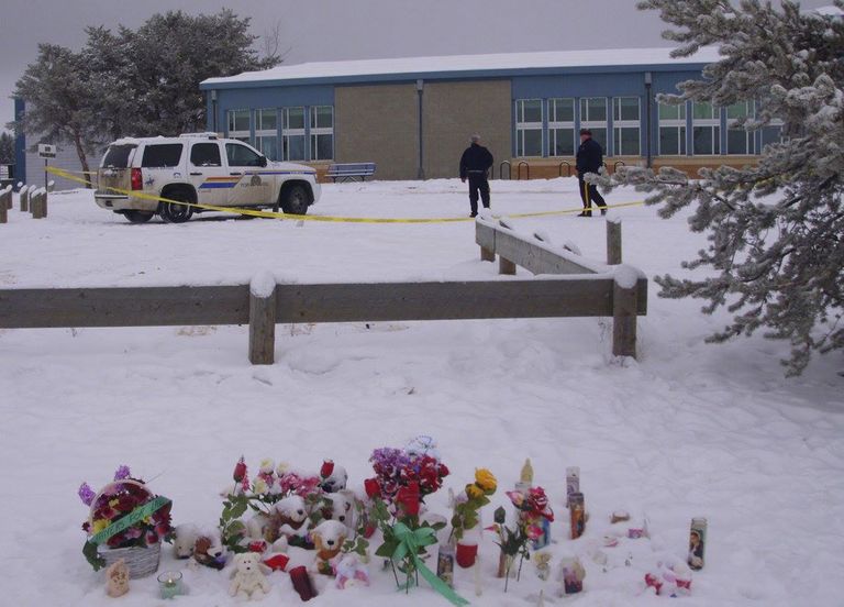 Politsei Saskatchewanis La Loches asuva kooli juures, kus kaotasid elu õpetaja ja abiõpetaja