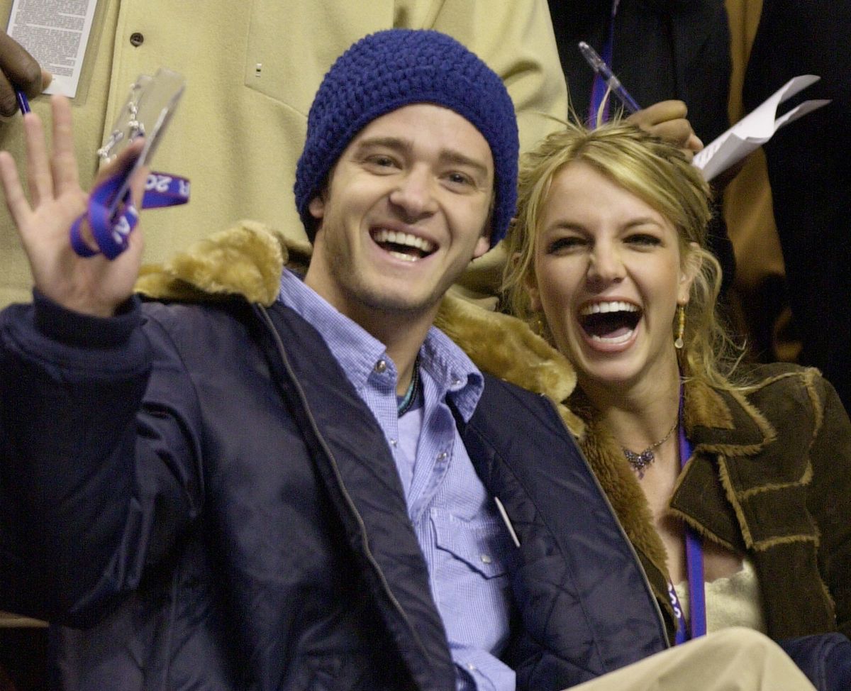 Laulja Justin Timberlake ja Britney Spears olid romantilises suhtes aastatel 1998 kuni 2002. Fotole jäi rõõmus paar 2002. aasta veebruaris, kuid sama aasta sügiseks oli nende suhe karil. Timberlake on tunnistanud, et lõpetas suhte ise, kuna Spears pettis teda ning mees kirjutas nende lahkuminekust kahe tunniga tuntud hittloo «Cry me a river».