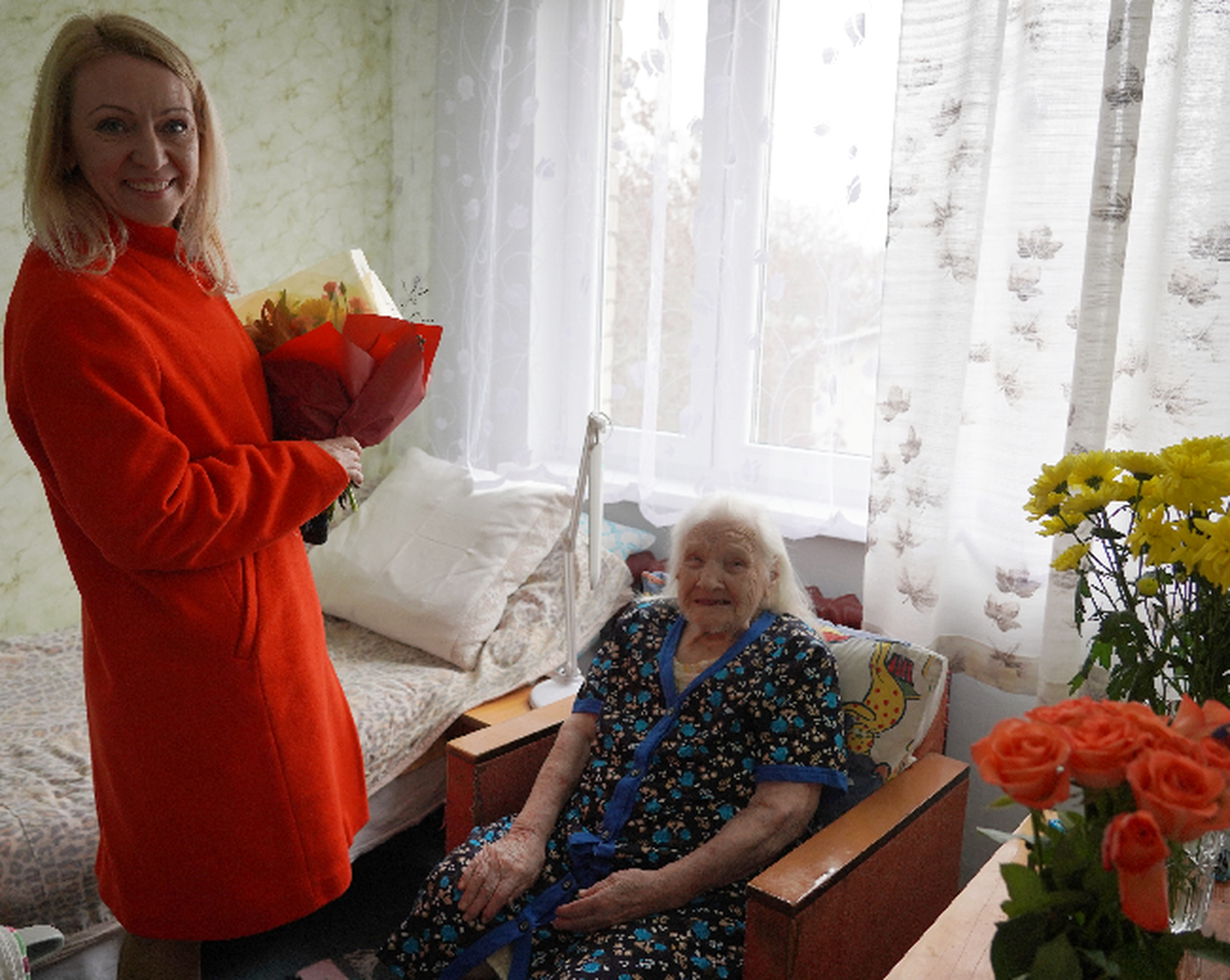 104. sünnipäeva tähistanud Salme Nurka käis õnnitlemas Jõgeva vallavanem Angela Saksing.