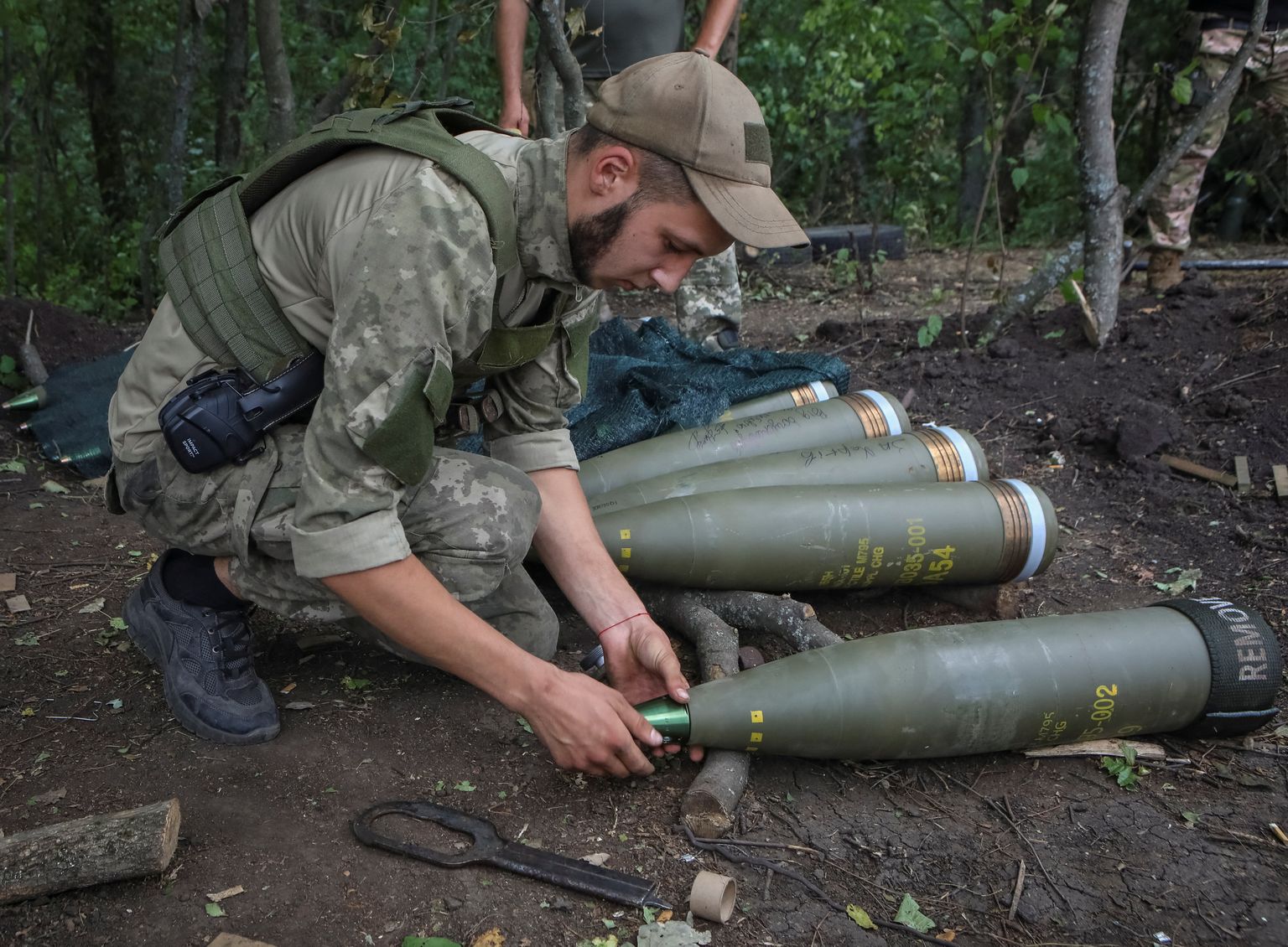 Ukraina sõdur 28. juulil 2022 Harkivi oblastis haubitsamürske valmis seadmas.