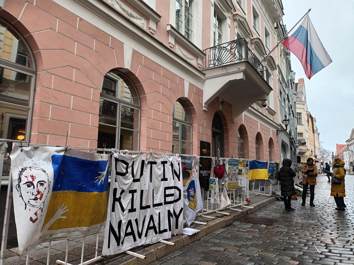 У российского посольства в Таллинне.