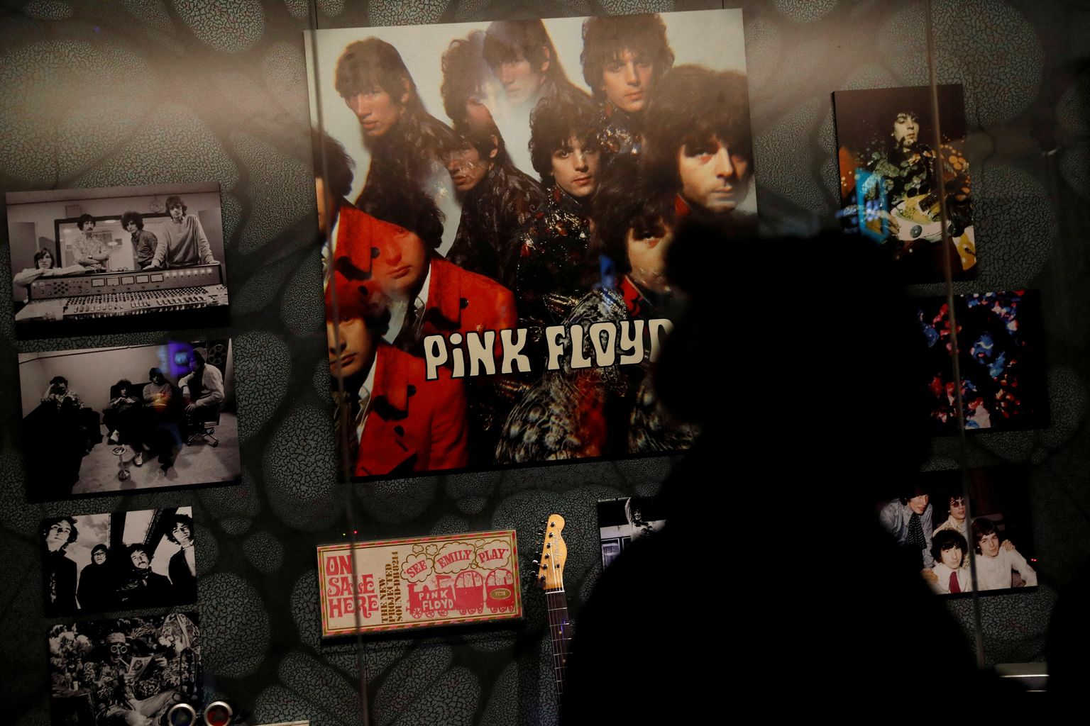 Pink Floyd müüb küll oma salvestuste õigusi, samuti õigusi kasutada oma nime, pilti ja sarnasust, kuid mitte reklaami või filmi tegemise õigusi. Teatud lugude autoriõigused, aeguvad Ühendkuningriigis aga juba paarikümne aasta pärast.