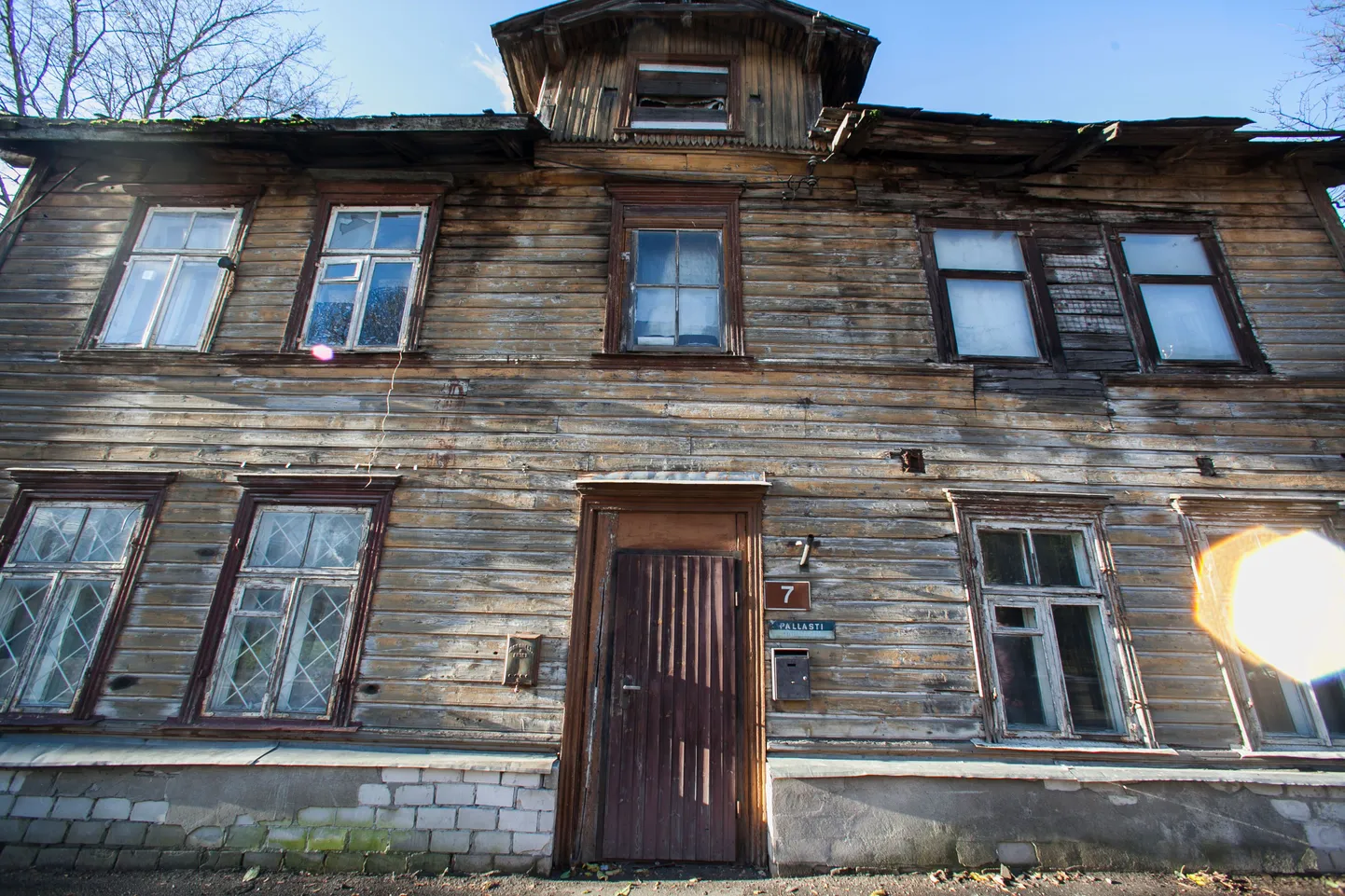 Дом на столичной улице Палласти, 7, вероятно, умышленно уничтожают, чтобы после использовать землю под ним в своих интересах.