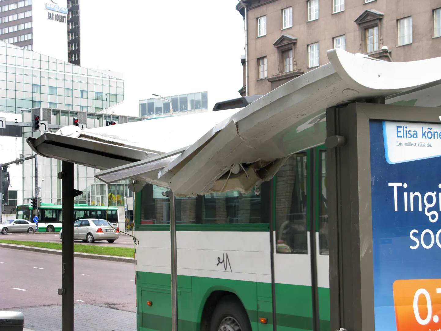 Неделю назад упавший обломок сносимого здания повредил автобусную остановку.