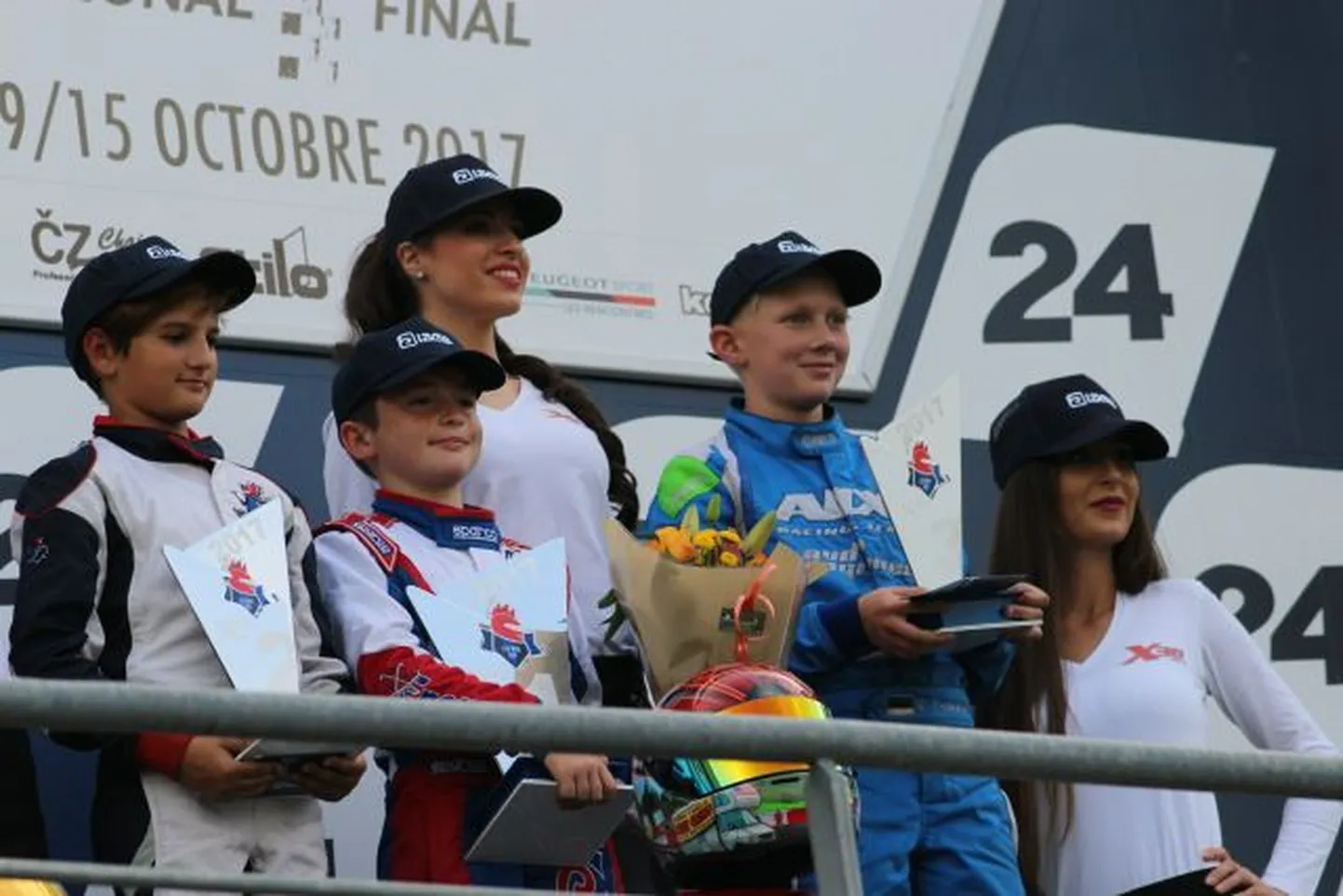 Ronan Patrick Hakala (sinises kombinesoonis) poodiumil.