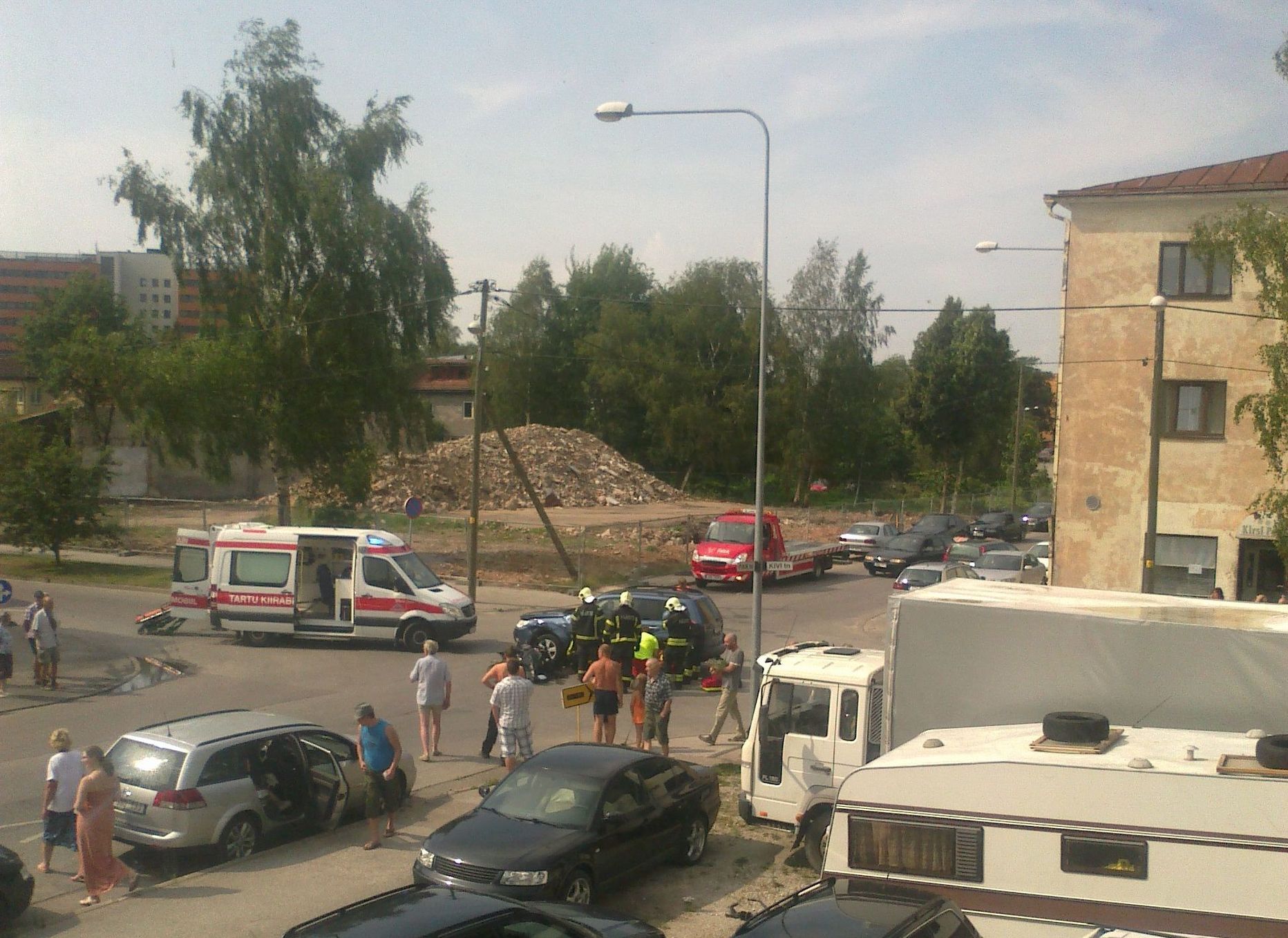 Täna kella 14 paiku põrkasid Tartus Pika ja Kivi tänava ristmikul kokku mootorrattur ning sõiduauto.