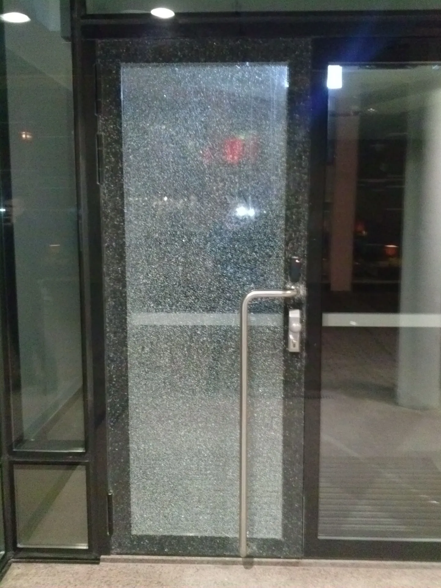 Одна из стеклянных дверей нового торгового центра в Таллинне.