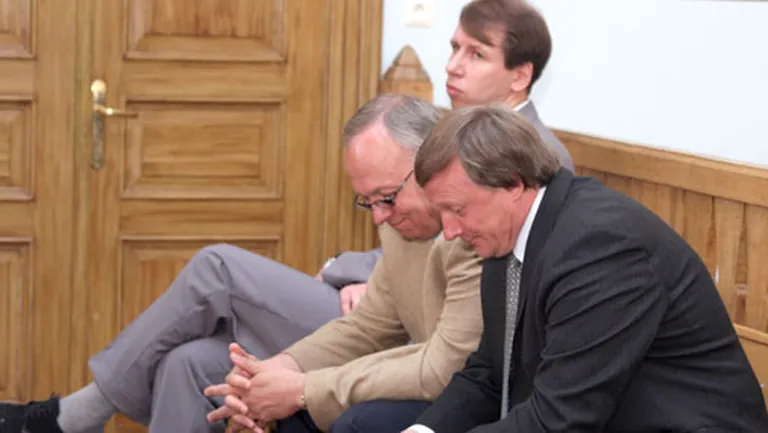 "Latvenergo" trīs miljonu krimināllietas izskatīšana Augstākajā tiesā, 2005. gads. Uz sēdi ieradušies tolaik krimināllietā apsūdzētie Ivars Liuziniks (no labās), Kārlis Purnis un Armants Čapkevičs.