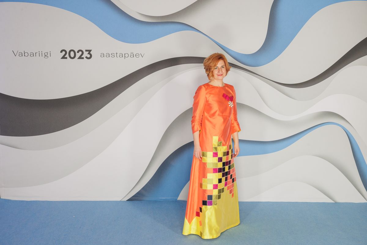 Poliitik Lavly Perling särab vastuvõtul väärikas ja samas väga elujaatavas gammas Katrin Kuldma kleidis, mida ehib Eesti rahvusliku motiivi digitaalne stilisatsioon. See on meie vabaduse tähistamise päev, värvid on enam kui kohased!